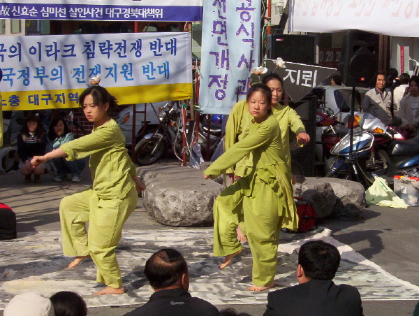 전쟁과 반전, 평화를 표현한 포퍼먼스(1) 